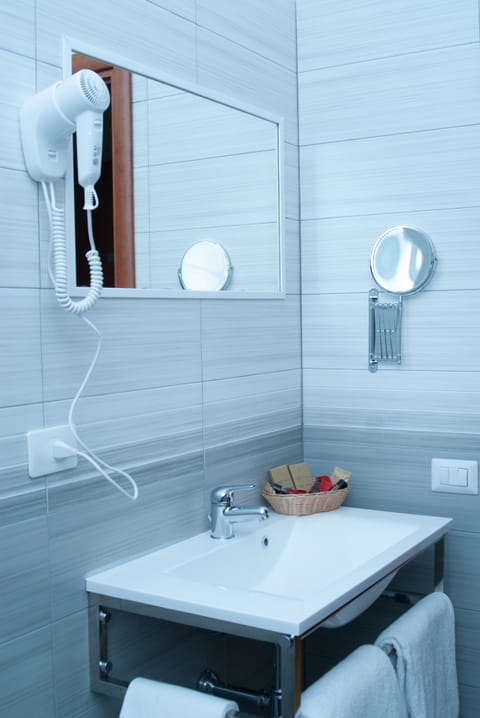 Triple Room | Bathroom sink