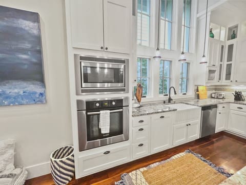 House, 5 Bedrooms | Private kitchen | Fridge, oven, coffee/tea maker, toaster