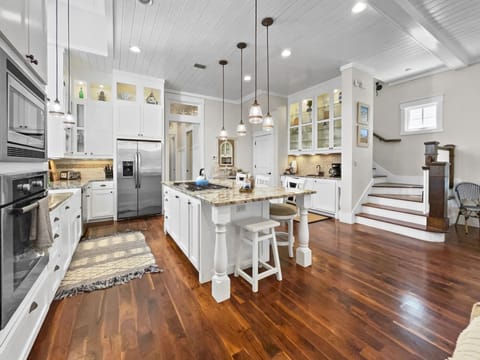 House, 5 Bedrooms | Private kitchen | Fridge, oven, coffee/tea maker, toaster