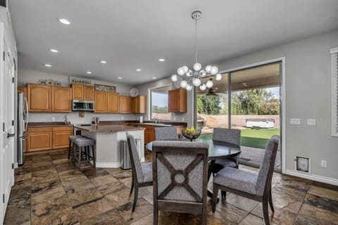 Eat in kitchen table has seating for 5