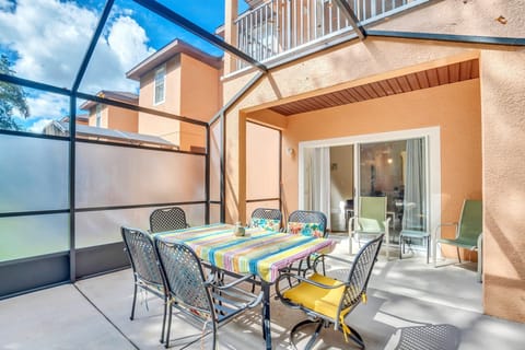Private lanai with dining area