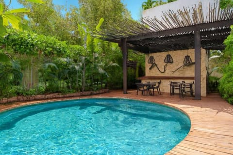 Pool bar. A complete entertainment space
