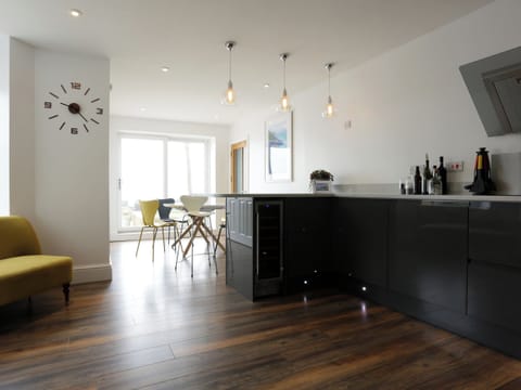 Cottage | Private kitchen | Fridge, dishwasher, electric kettle, toaster