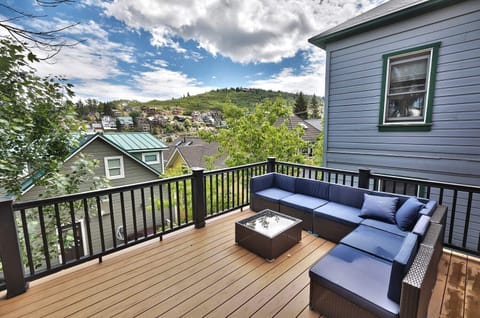 - Relax on the spacious deck with outdoor seating  
- Enjoy mountain views and charming neighborhood scenery  
- Perfect for morning coffee or evening gatherings