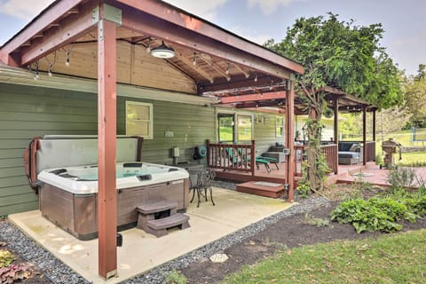 Brookville Vacation Rental | 3BR | 2.5BA | Stairs Required | 3,100 Sq Ft