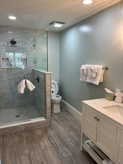 Standard Suite, 1 Queen Bed, Pool View | Bathroom | Free toiletries, towels