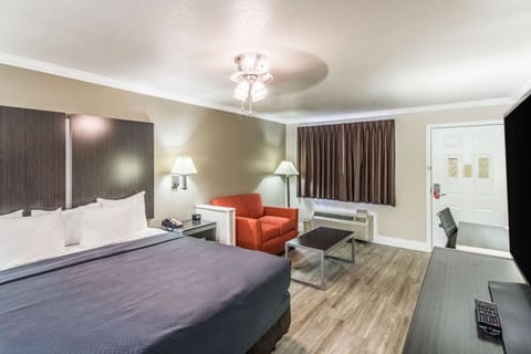 Standard Room, 1 King Bed, Non Smoking | Desk, iron/ironing board, WiFi (free), alarm clocks