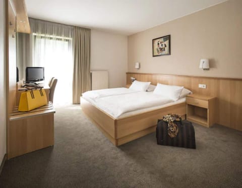 Double Room | Hypo-allergenic bedding, minibar, in-room safe, desk