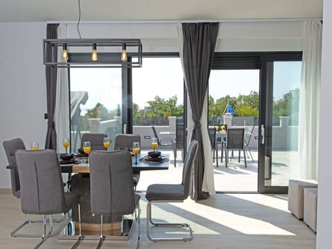 House (Six Bedroom Guest House with Swimming) | Dining room