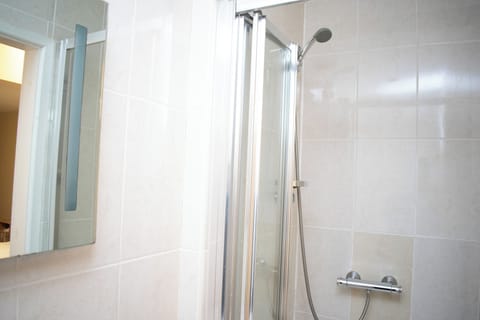 Classic Double Room | Bathroom | Free toiletries
