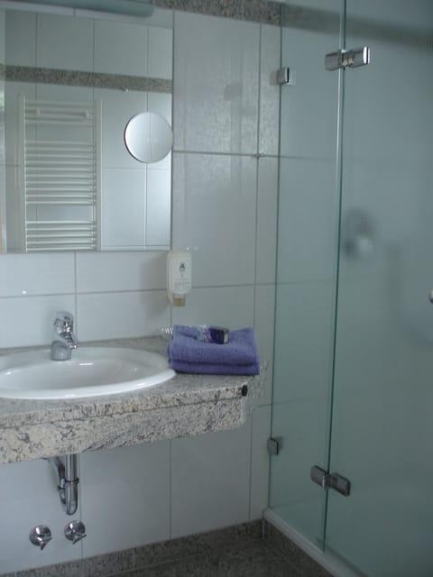 Comfort Plus Double Room | Bathroom | Shower, hair dryer, towels