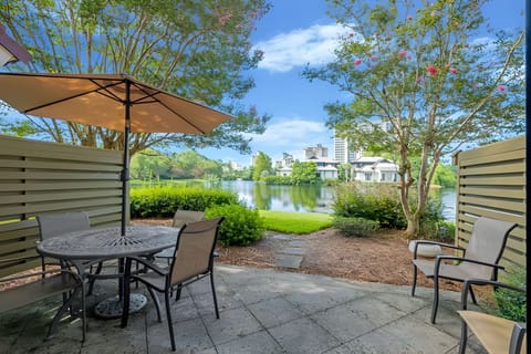 Gulf Wind Retreat - Unwind in a backyard overlooking calm, scenic lake views.