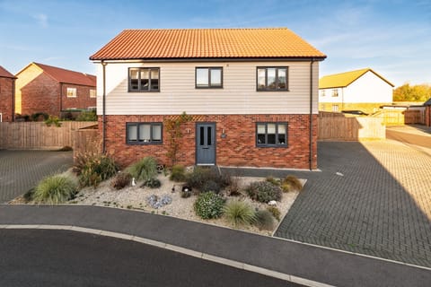 Sandpiper House, Ingoldisthorpe: A super spacious coastal style timber-clad detached house