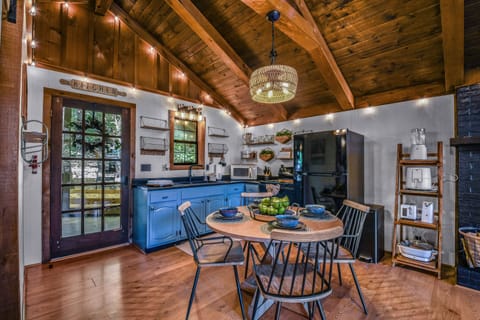 Cabin, 1 Bedroom | Dining