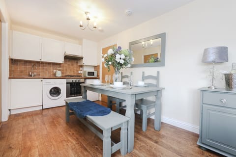 Apartment, 2 Bedrooms, Hot Tub | Private kitchen | Fridge, microwave, oven, stovetop