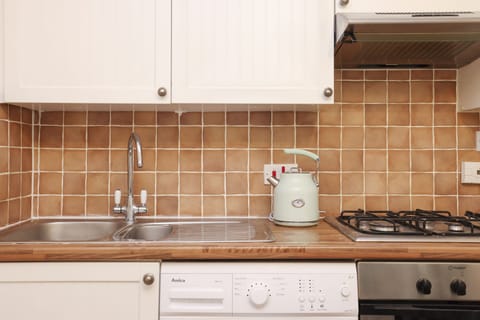 Apartment, 2 Bedrooms, Hot Tub | Private kitchen | Fridge, microwave, oven, stovetop