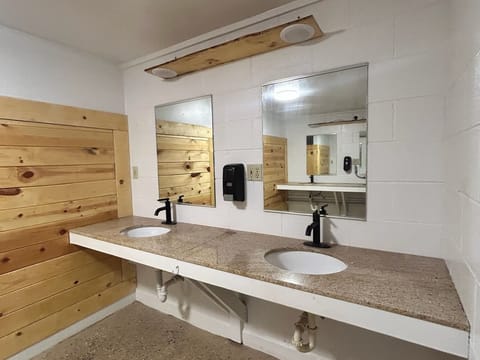 VRBO_restroom_resized_3