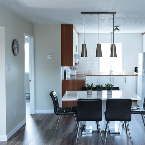 Appartement de deux chambres à coucher + divan-lit | Private kitchen | Full-size fridge, microwave, oven, coffee/tea maker