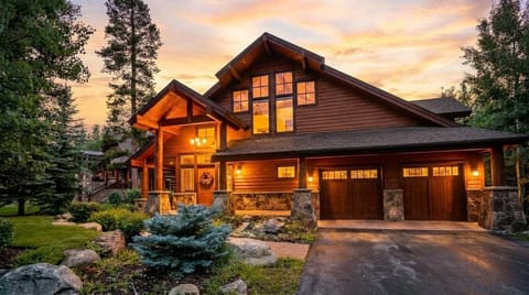 Twin Peaks Lodge — Premier executive retreat in Summit County—where refined finishes and effortless comfort come together for a truly elevated stay. 🏔️✨