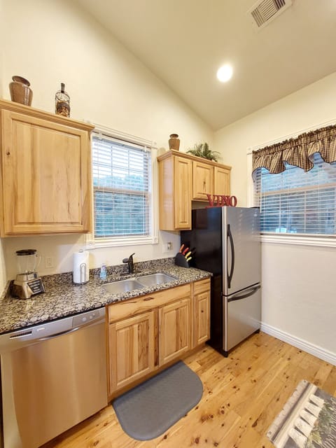 Full-sized kitchen, stainless steel appliances, & all the comforts of home!