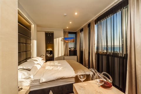 Deluxe Suite | Premium bedding, minibar, in-room safe, desk