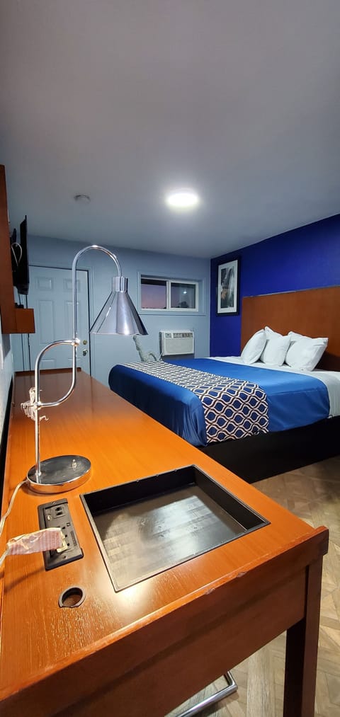 Standard Room | Desk, WiFi (free), bed sheets