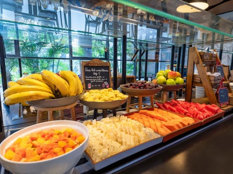 Buffet breakfast for a fee on weekdays