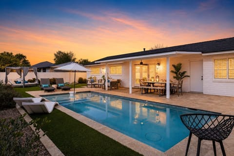 Heated pool with baha shelf