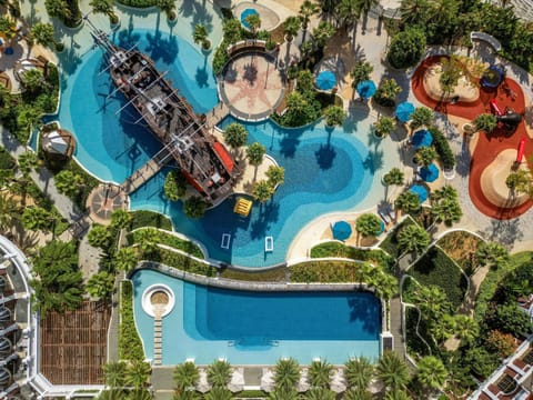 2 outdoor pools, pool umbrellas