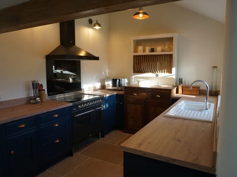 Cottage | Private kitchen | Fridge, dishwasher, electric kettle, toaster