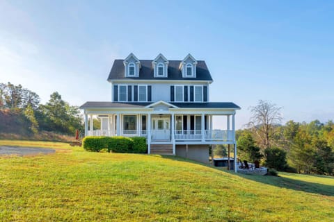 Welcome to Sunnyside, a 5BR/3.5BA modern home situated in the heart of Afton VA with plenty of breweries, wineries, hiking, and fun