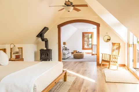 Carriage House Loft | Premium bedding, iron/ironing board, free WiFi, bed sheets