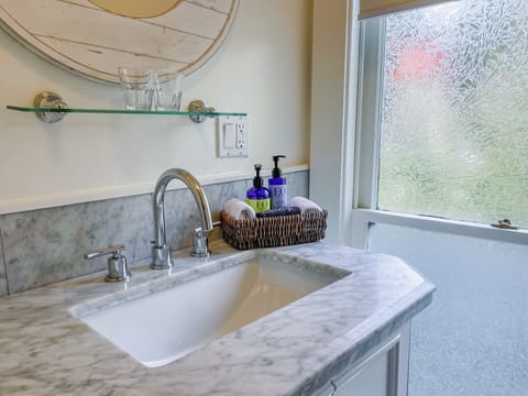 Deluxe Ocean View Queen Suite | Bathroom | Eco-friendly toiletries, hair dryer, bathrobes, towels