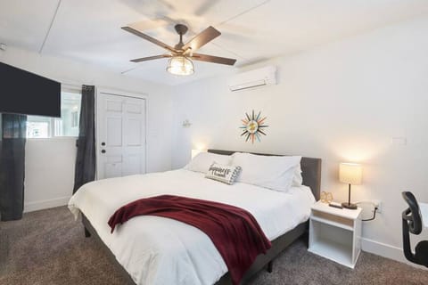 Charming Studio with King Bed, 50" TV, Roku, office table, chair, and Split type AC.