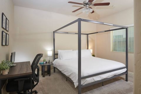 Cozy and Spacious 1 KING Bed with office table and chair.