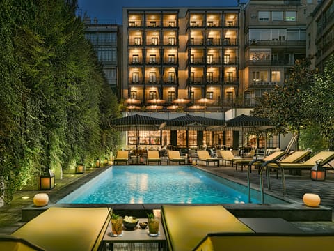 2 outdoor pools, sun loungers
