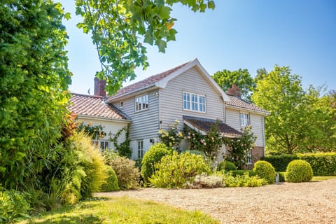 Foxhole Cottage, Framsden: A beautifully refurbished cottage with a large spacious garden