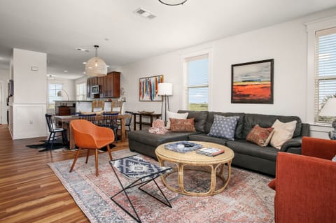 Living area has lots of comfortable seating, high def led smart TV & high speed wireless internet throughout.