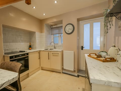 Cottage | Private kitchen | Fridge, dishwasher, electric kettle, toaster