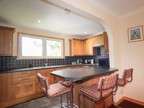 Cottage | Private kitchen | Fridge, dishwasher, electric kettle, toaster