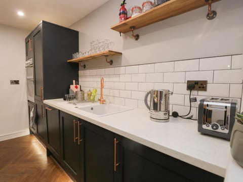 Cottage | Private kitchen | Fridge, dishwasher, electric kettle, toaster