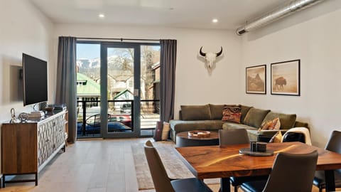 The Bearded Bison Flat (9414)