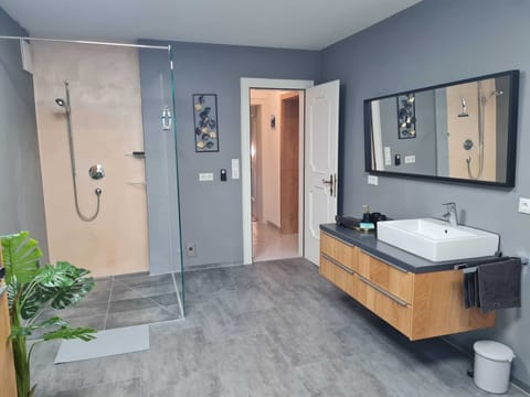 Deluxe Condo | Bathroom | Hair dryer, towels, soap, shampoo