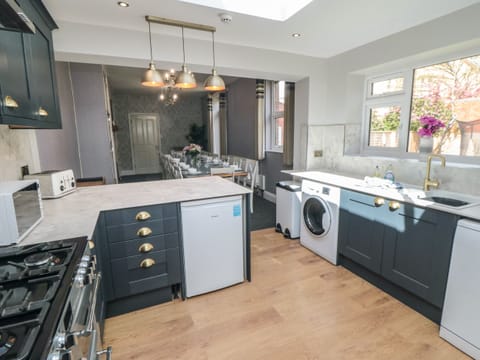 Cottage | Private kitchen | Fridge, dishwasher, electric kettle, toaster
