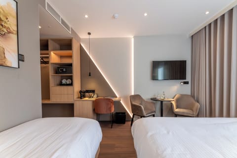 Deluxe Triple Room | Premium bedding, minibar, in-room safe, desk