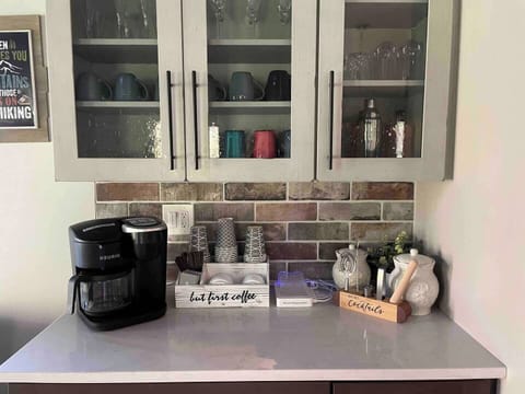 Drink station for brewing coffee or mixing cocktails! ☕️The Keurig brews a whole pot or just single cups. Plus to-go cups for when you need to hit the road! 