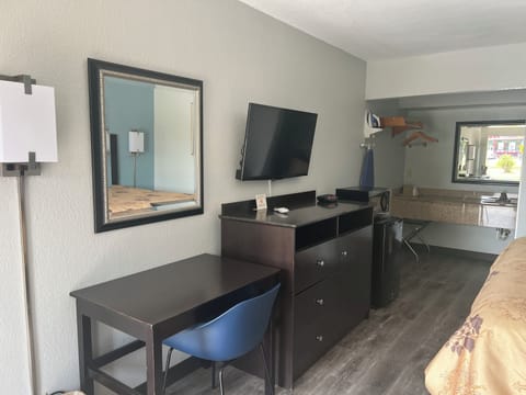 Premium bedding, desk, blackout drapes, free WiFi