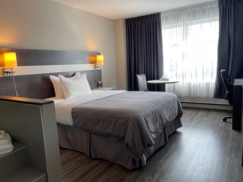 Suite, 1 Queen Bed, Non Smoking, Jetted Tub | Desk, soundproofing, iron/ironing board, free WiFi