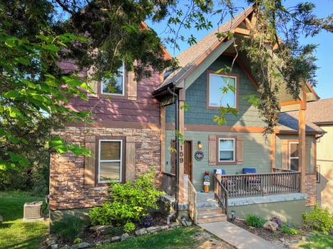 Welcome to Deep Forest Retreat—a charming and inviting getaway tucked into nature's beauty.