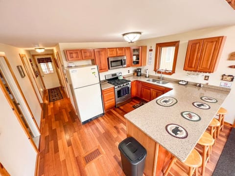 Eat-in Kitchen | Coffee Maker | Gas Stove